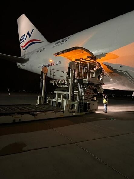 Azərbaycandan Ukraynaya humanitar yardım daşıyan ikinci təyyarə də Polşaya enib – FOTO