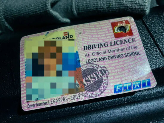 İngiltərəli gənc polisə oyuncaq sürücülük vəsiqəsi təqdim edib