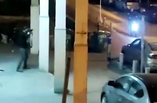 Naməlum şəxs insanlara atəş açıb: Ölənlər var - VİDEO