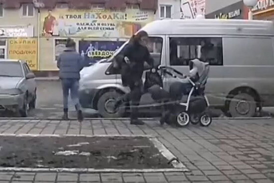 Qadın övladını təpik zərbəsi ilə yerə sərdi – VİDEO