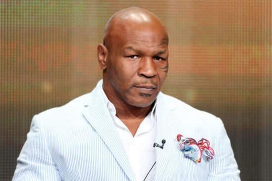 Məşhur boksçu təyyarədə pərəstişkarını döydü - VİDEO