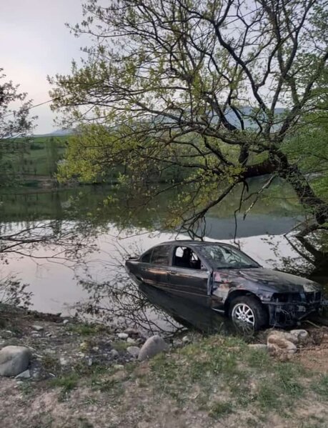 Azərbaycanda maşını göldə batırıb klip çəkdilər - FOTO