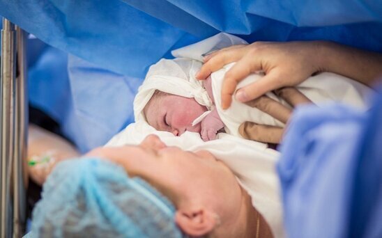 70 yaşlı qadın əkiz uşaq dünyaya gətirdi - FOTO