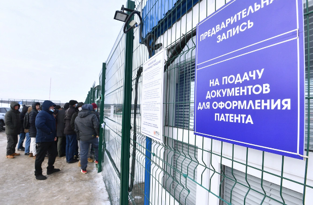 Moskvada miqrantlar üçün patentin qiyməti artırıldı