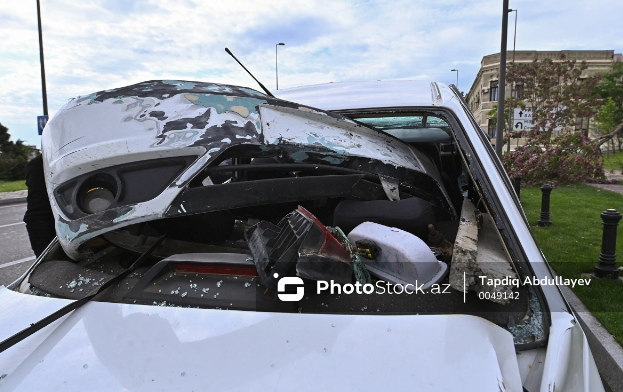 Bakıda avtomobil səkiyə çırpıldı: Sürücü ÖLDÜ