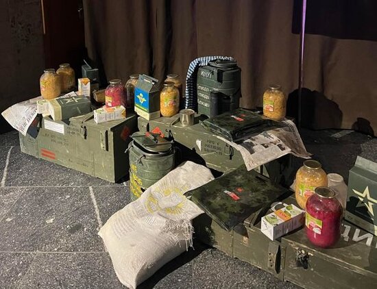 Məxfi xəritə, "zirehli" notbuk və kələm şorbası: Ukraynada müharibə sərgisi açılıb - FOTO