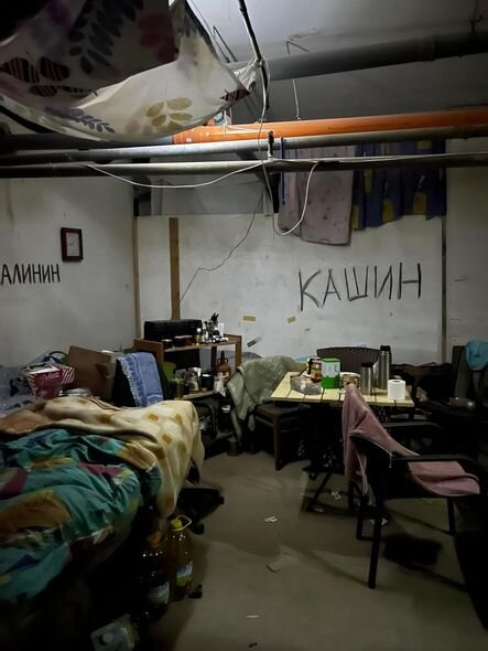 Məxfi xəritə, "zirehli" notbuk və kələm şorbası: Ukraynada müharibə sərgisi açılıb - FOTO