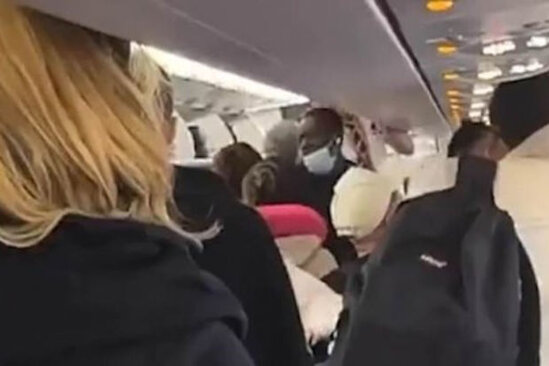 Təyyarənin sərnişinləri pilotu döydülər – VİDEO