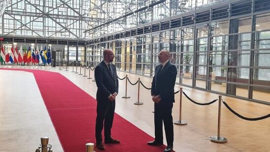 İlham Əliyevlə Şarl Mişel arasında rəsmi görüşöncəsi səmimi söhbət