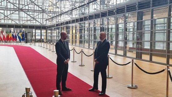 İlham Əliyevlə Şarl Mişel arasında rəsmi görüşöncəsi səmimi söhbət