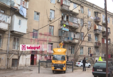 Bakıda binanın eyvanı uçdu (FOTO)