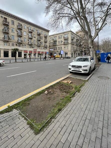 İlham Əliyevin tapşırığı ilə sökülən parklanma yerinə görə vəzifəli şəxs cəzalandırıldı - YENİLƏNİB + FOTO