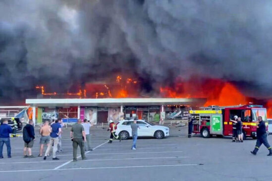 Rusiya Ukraynada ticarət mərkəzini vurdu: Ölənlər var - VİDEO