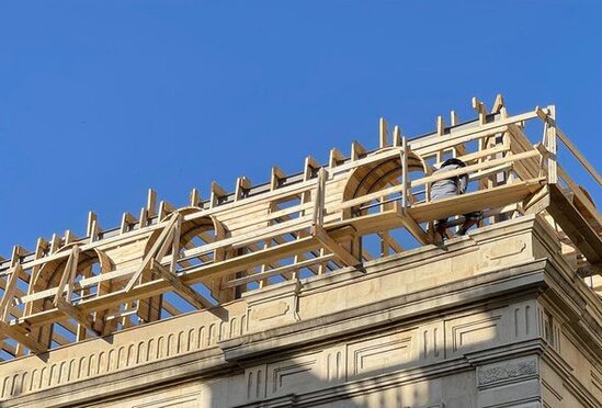 Bakıda memarlıq abidəsi üzərində tikilən üçüncü mərtəbə SÖKÜLÜR - YENİLƏNİB + FOTO/VİDEO