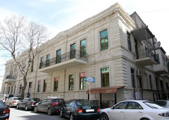 Bakıda memarlıq abidəsi üzərində tikilən üçüncü mərtəbə SÖKÜLÜR - YENİLƏNİB + FOTO/VİDEO