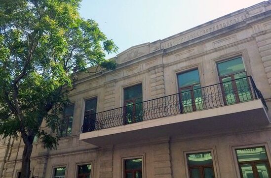 Bakıda memarlıq abidəsi üzərində tikilən üçüncü mərtəbə SÖKÜLÜR - YENİLƏNİB + FOTO/VİDEO