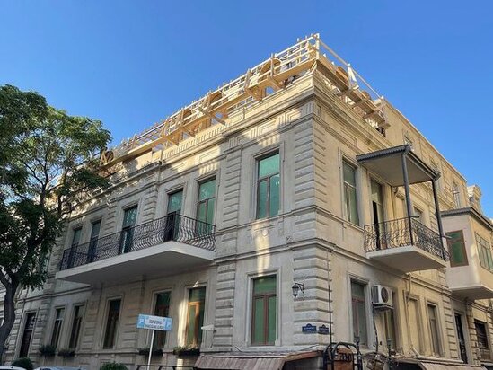 Bakıda memarlıq abidəsi üzərində tikilən üçüncü mərtəbə SÖKÜLÜR - YENİLƏNİB + FOTO/VİDEO