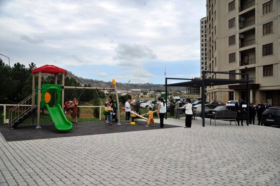 Jurnalistlər üçün inşa edilmiş binanın həyətində abadlıq işləri həyata keçirilib