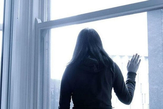 Zorlandıqdan sonra onuncu mərtəbədən atılan qız sağ qaldı