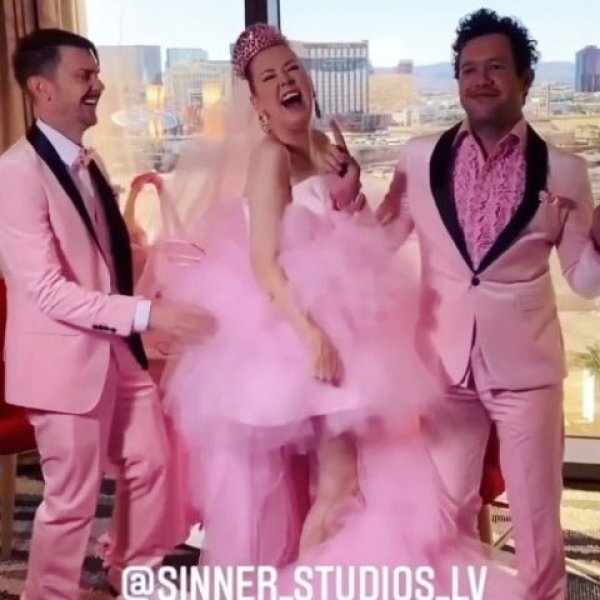 Bu qız çəhrayı RƏNGƏ ərə getdi - FOTO-VİDEO