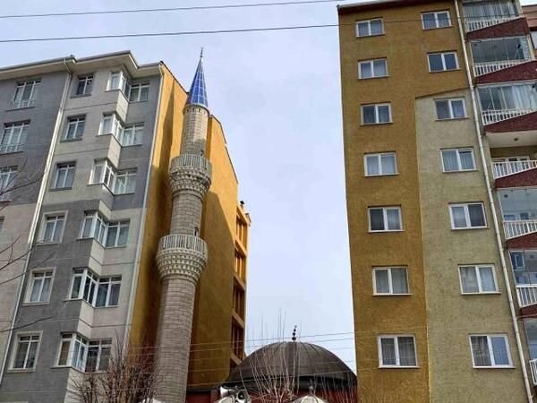 İki mənzil arasında "gizlənən" məscid maraqlı görünüşü ilə diqqət çəkir - FOTO