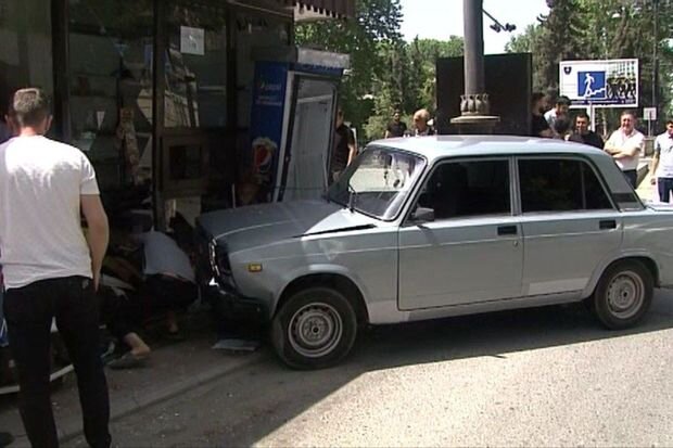 Göyçayda avtomobil köşkə çırpıldı: Xəsarət alan var