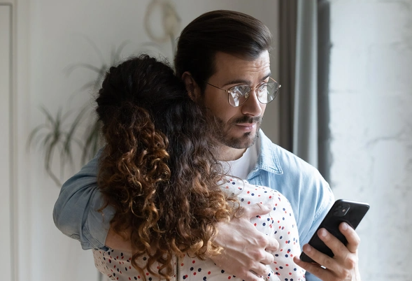 Xəyanətinin üstü açılan britaniyalı kişi buna görə "Aplle"ı məhkəməyə verdi