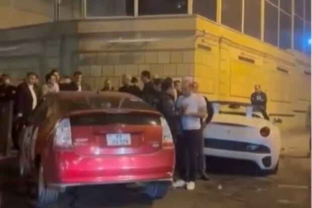 Bakıda "Prius" "Ferrari" ilə toqquşdu: İki nəfər xəsarət aldı - YENİLƏNİB + VİDEO