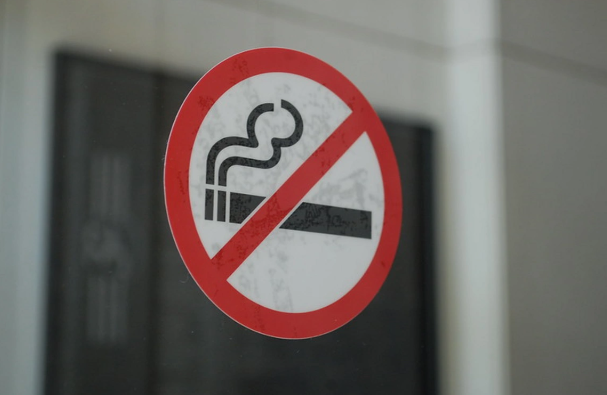 Çində insanların ictimai tualetdə siqaret çəkmək vərdişini tərgitmələri üçün maraqlı üsul tapılıb