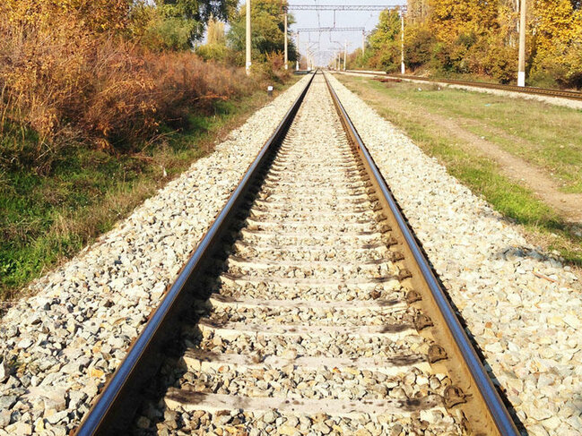 Dəmir yolu relslərinin arasına tonlarla daş tökülməsinin SƏBƏBİ BƏLLİ OLDU