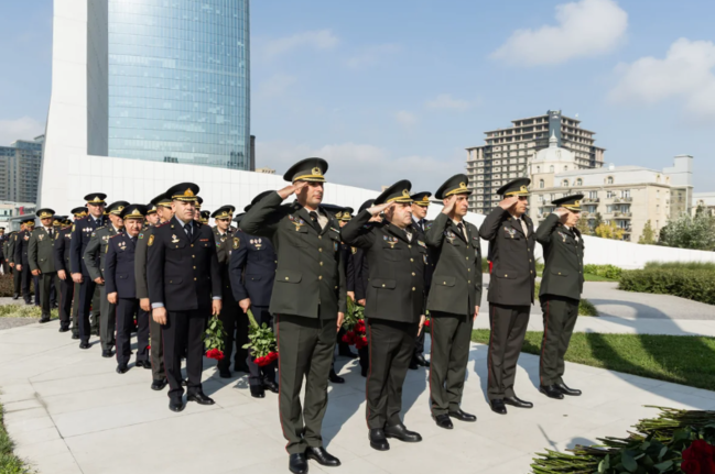 27 Sentyabr - Anım Günü ilə əlaqədar dövlət və hökumət rəsmiləri Zəfər parkını ziyarət ediblər - FOTO+YENİLƏNİB