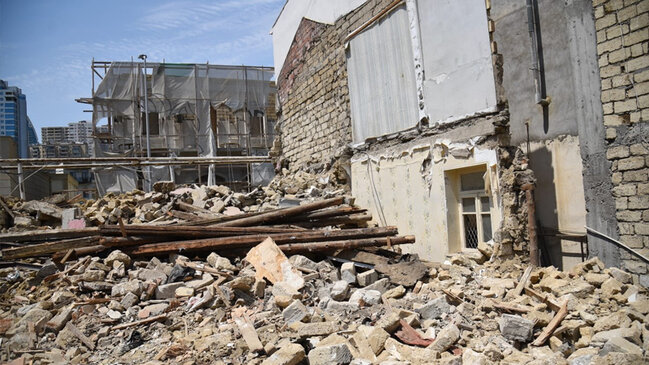 Bakının iki rayonundakı qəzalı binaların söküntüsünə başlanılır