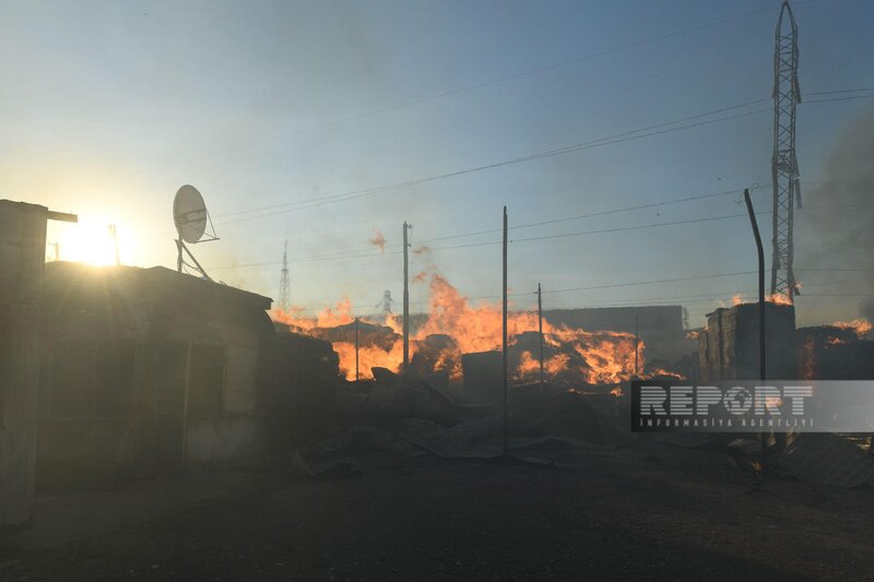 Bakıda taxta bazarında baş verən yanğın yerindən FOTOLAR