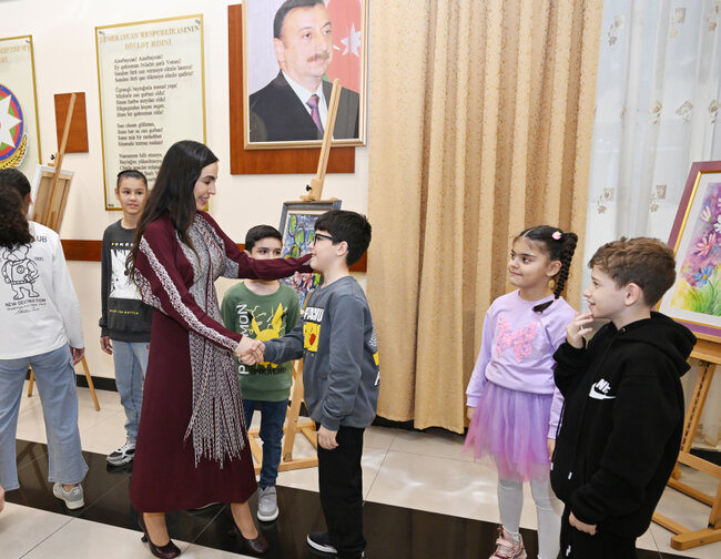 Mehriban Əliyeva qızı ilə körpələr evində - Fotolar