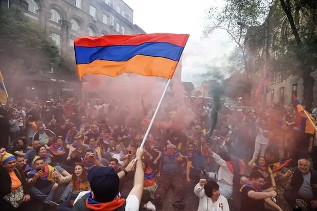 İrəvanın mərkəzində Paşinyanın istefası tələbi ilə mitinq keçirilir