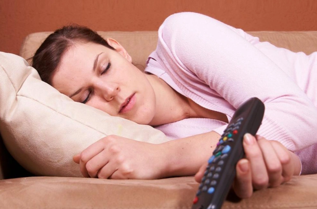 Televizor qarşısında yatmağın gözlənilməz fəsadı: Ekranın işığı kökəldir