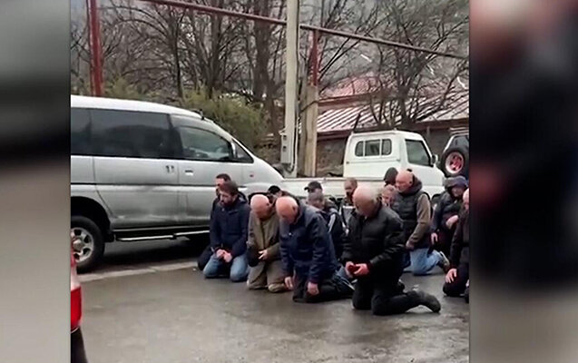 Qətlə görə diz çöküb üzr istədilər - Gündəm olan video