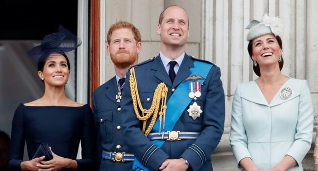 Şahzadənin hamının içərisində əmisini döydüyü iddia edilir - FOTO