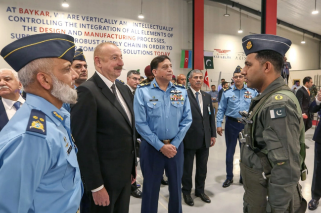 İlham Əliyev İslamabadda hərbi sərgi ilə tanış olub