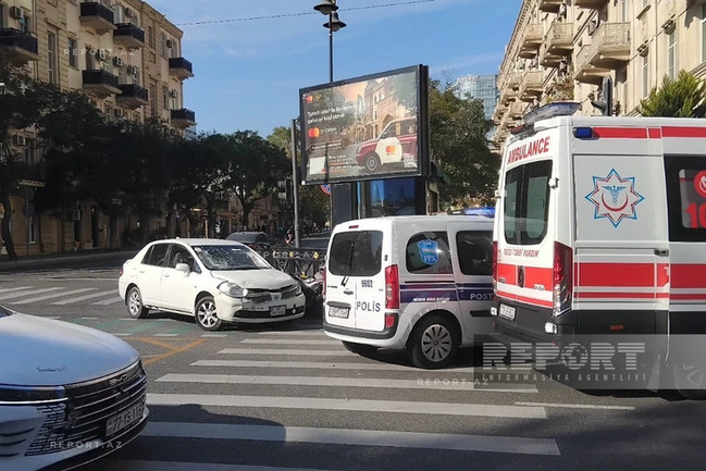 Bakıda avtomobil motosikletlə toqquşub, xəsarət alan var