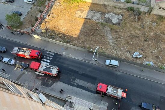Bakıda çoxmərtəbəli yaşayış binasında yanğın olub, sakinlər təxliyə edilib – VİDEO