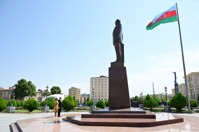 İlham Əliyev və Mehriban Əliyeva Ümummilli Liderin abidəsini ziyarət etdilər - Fotolar