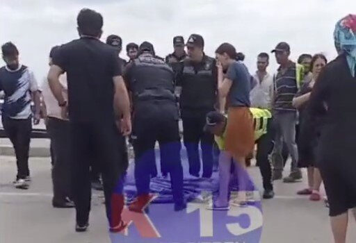 Səkiyə çıxan maşın ana və qızını vurdu - Biri öldü - Video