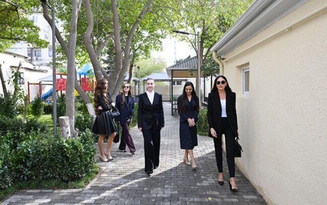 Mehriban Əliyeva qızları və gəlini ilə açılışda - Fotolar