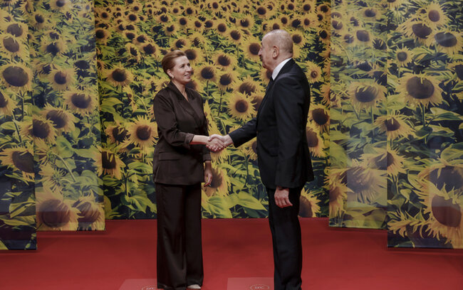 Hər bir liderin stoluna qoyulan - Günəbaxanların sirri...