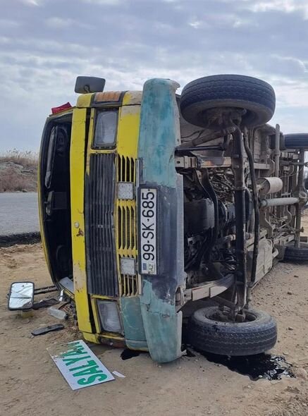 Salyanda mikroavtobus aşıb: Yaralıların adları açıqlandı