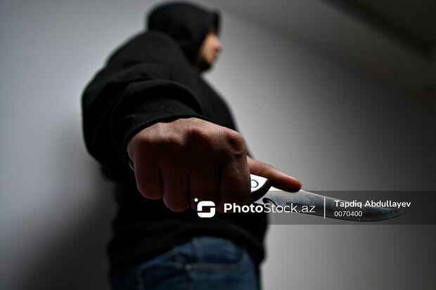 Bakıda gənc oğlan marketin qarşısında bıçaqlanıb