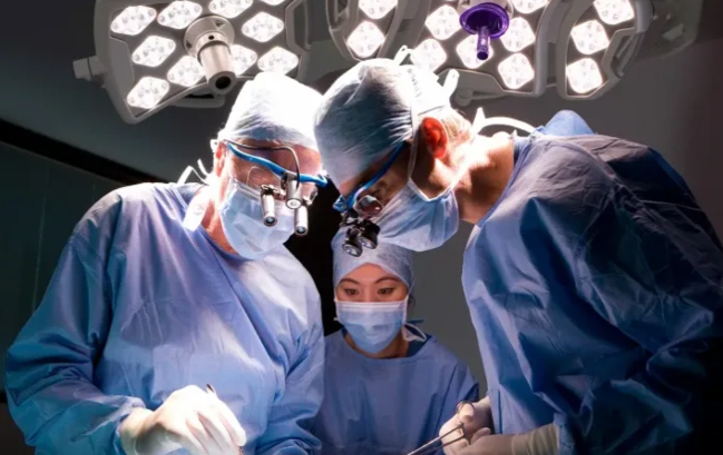 Koreyada qadının dizlərindən xalis qızıl saplar çıxarıldı