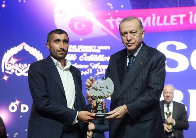 Ərdoğan Türkiyəyə yardım göndərən Sərvər Bəşirliyə mükafat verdi - FOTO