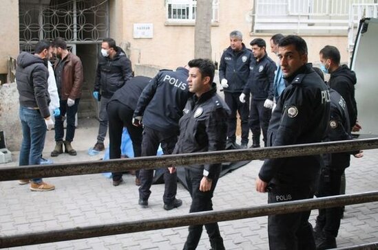 22 yaşlı qız sinəsindən və kürəyindən bıçaqlanmış halda tapıldı- FOTO